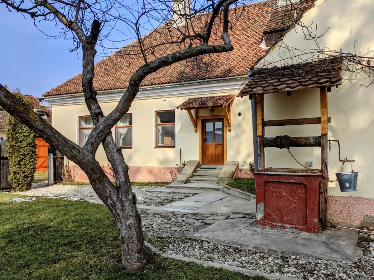 Gaestehaus Honigberg Next To The Fortified Church Of Hărman Exteriér fotografie