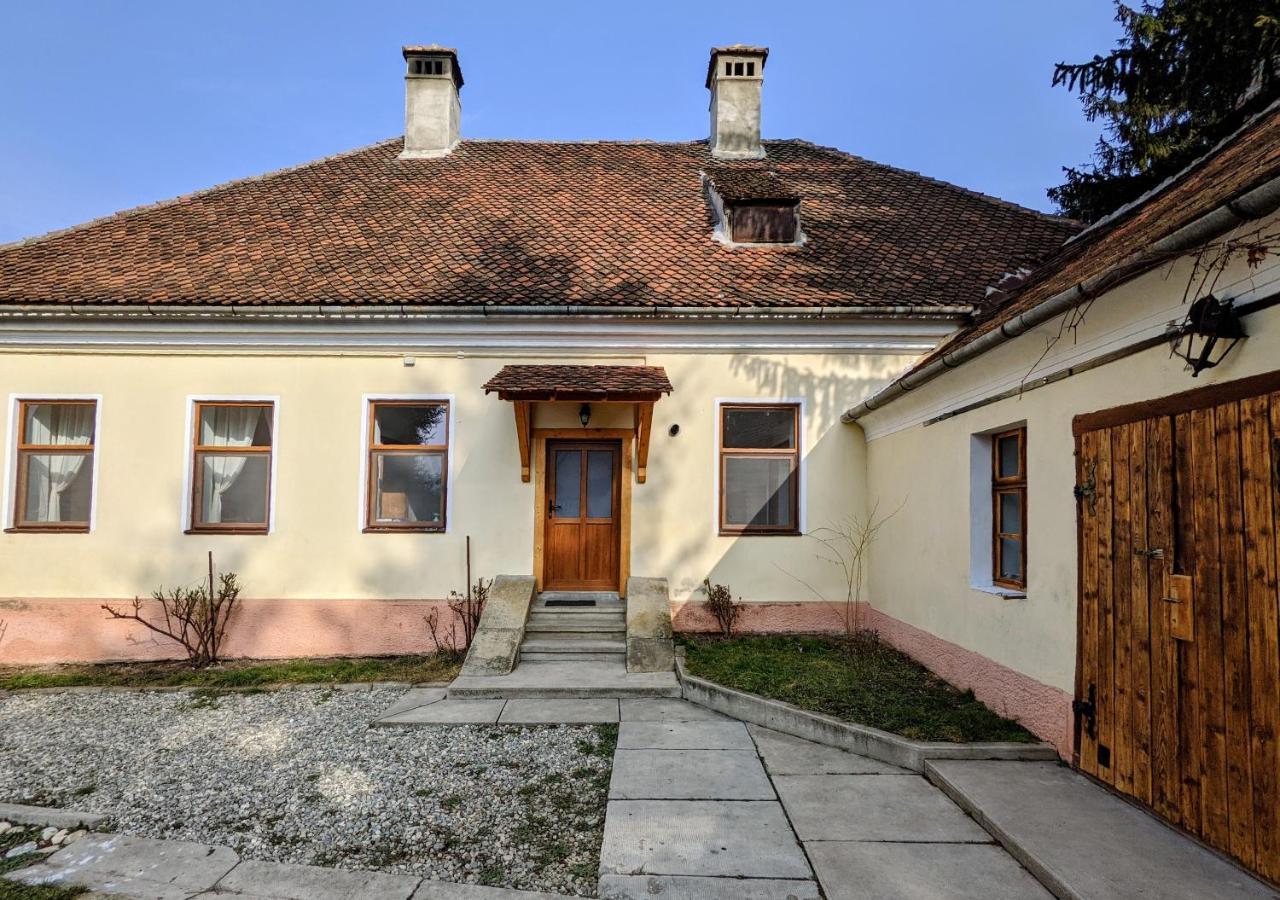 Gaestehaus Honigberg Next To The Fortified Church Of Hărman Exteriér fotografie